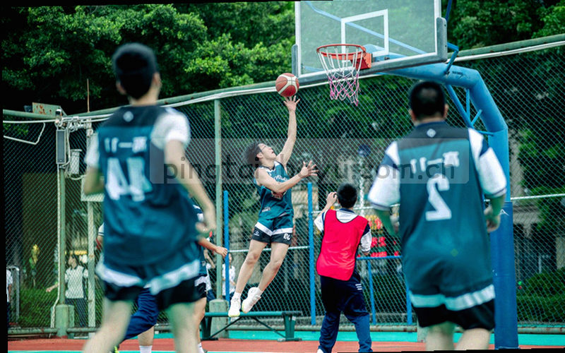 多个联赛标志的抽象组合图